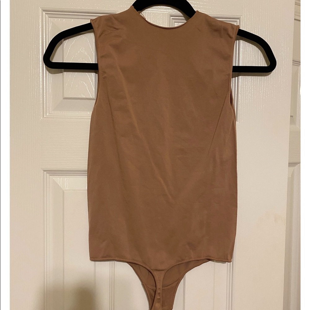 Skims bodysuit S/M sleeveless tan